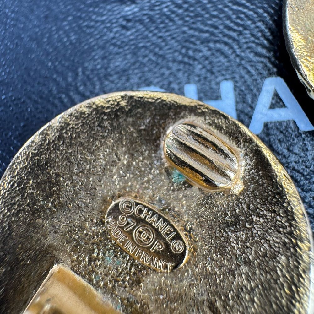CHANEL Round CC Logo Earrings Clip-on Gold Plated Metal Vintage 97P Authentic - Picture 10 of 12